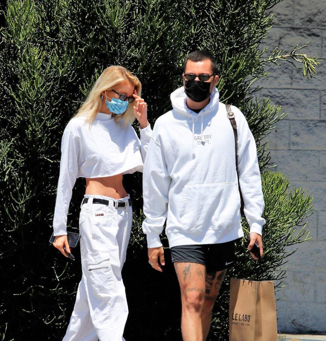 漂亮|“暮光女”前女友斯特拉·麦克斯韦和小鲜肉逛街，扮牛仔女郎真酷