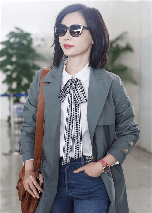 氛围|有品味的女人穿衬衫都懂配丝巾，看俞飞鸿陈数就知道，太有气质了