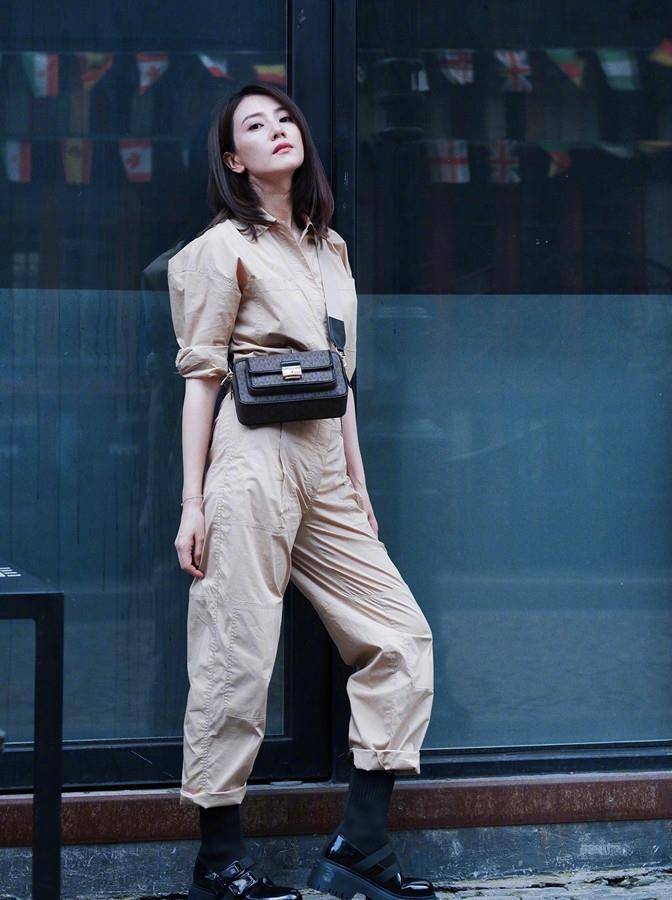 大头鞋|高圆圆路边营业状态好!穿连体裤配大头鞋,累路边休息难掩小细腿