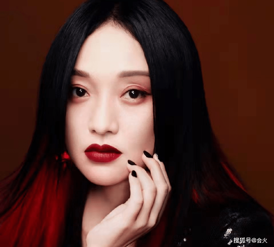 周迅|46岁周迅赤狐大片曝光！穿大露背裙腰肢纤细，挑染红发风情万种