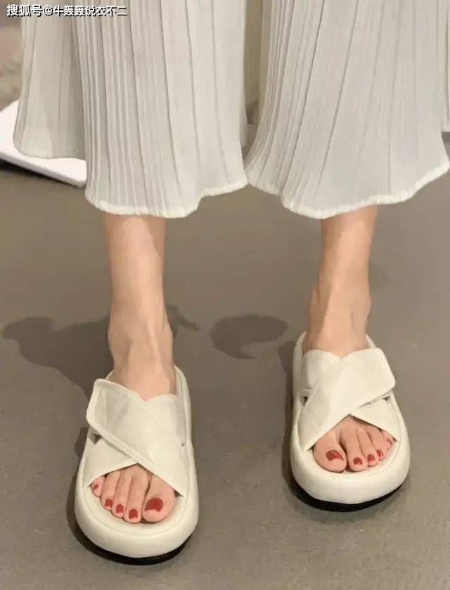 袜子|别再露脚踝了，今年秋天“露袜”才真时髦！好看的袜子穿搭公式