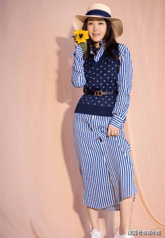 条纹|50岁的杨钰莹到了大婶的年纪，却还是少女身材，穿得时髦又减龄