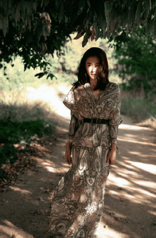 帆布鞋|张柏芝真敢装“嫩”,格子衬衫搭配背带牛仔裤少女感十足,超好看