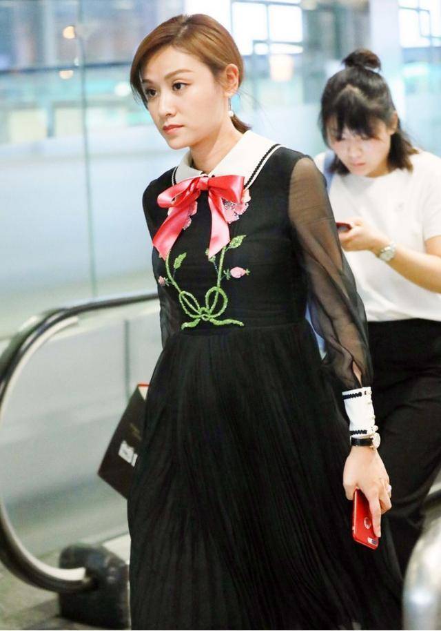 辣妈|叶一茜才是辣妈圈“顶流”，穿一件薄纱连衣裙高级洋气，漂亮大方