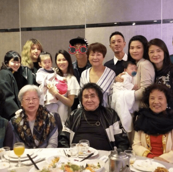 颜色|修了图伊能静就是少女，但偶遇本人脸上坑坑洼洼，那才是真实样！