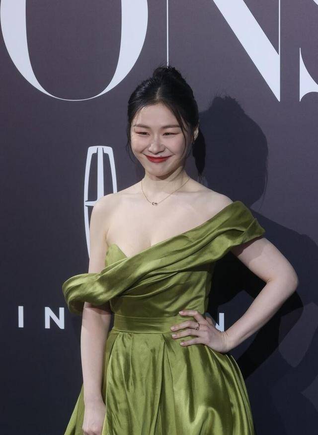 金靖|一向搞笑的金靖穿性感礼服，摆出酷脸造型似换了个人，像气质美女