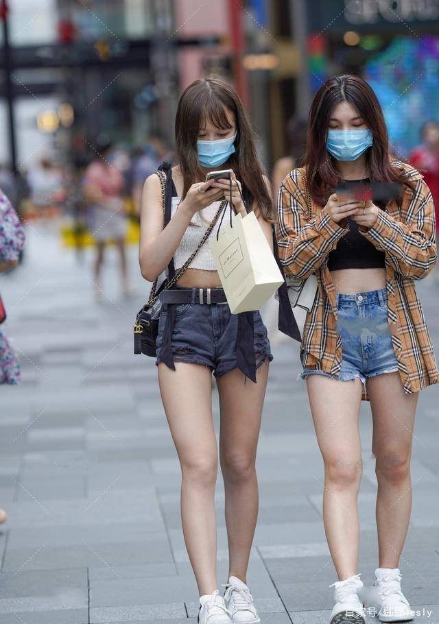 毛衣|别具一格的打底裤穿着时尚舒适，展示姑娘的白皙美脚，又柔又酷