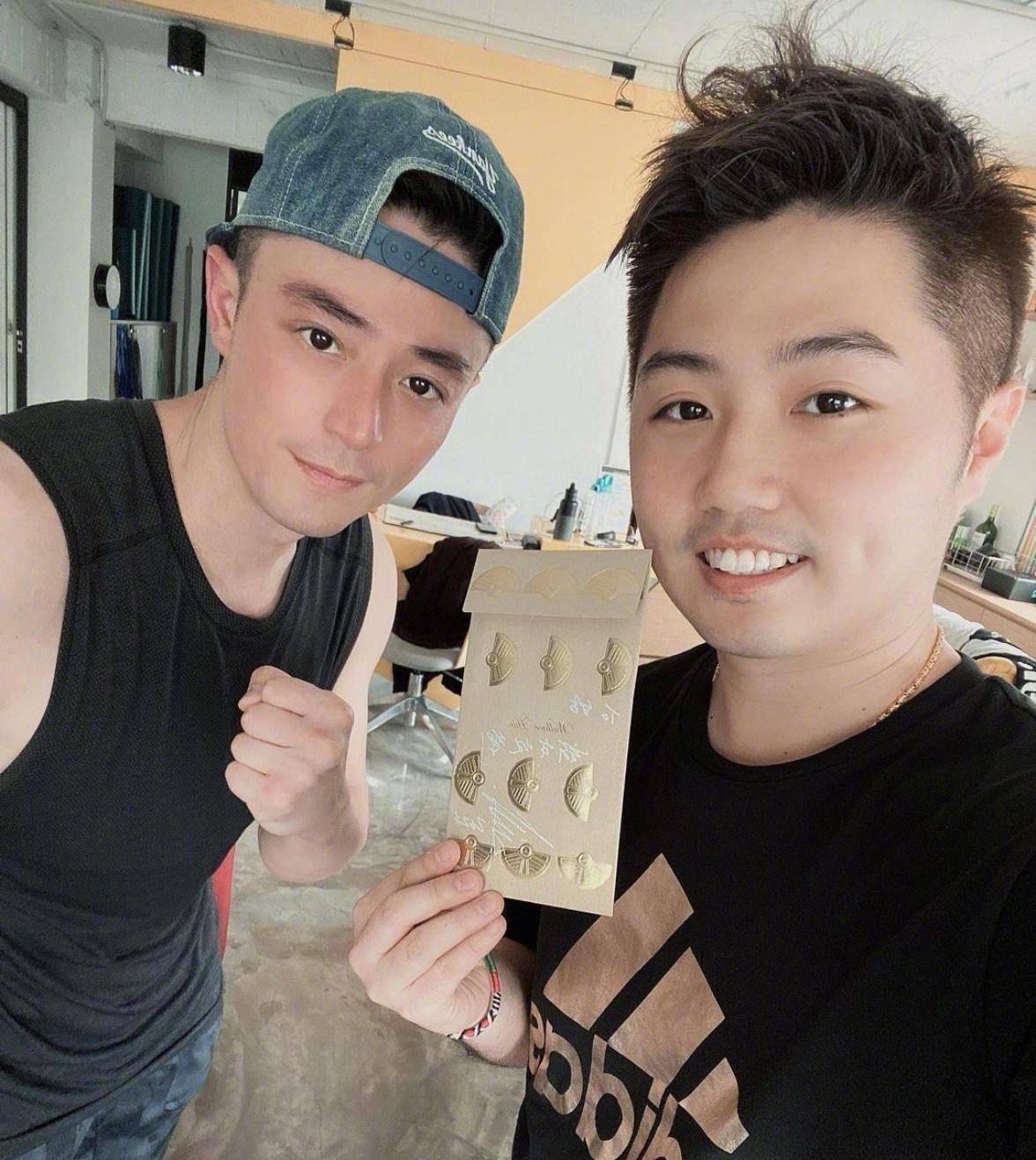 黑色|霍建华的气质真好，就算穿休闲装，气场也不输穿礼服的魏大勋