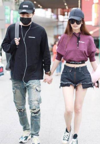 黑色|颖儿和付辛博在机场同行,颖儿穿露腰装很抢镜,下身短裤大秀美腿