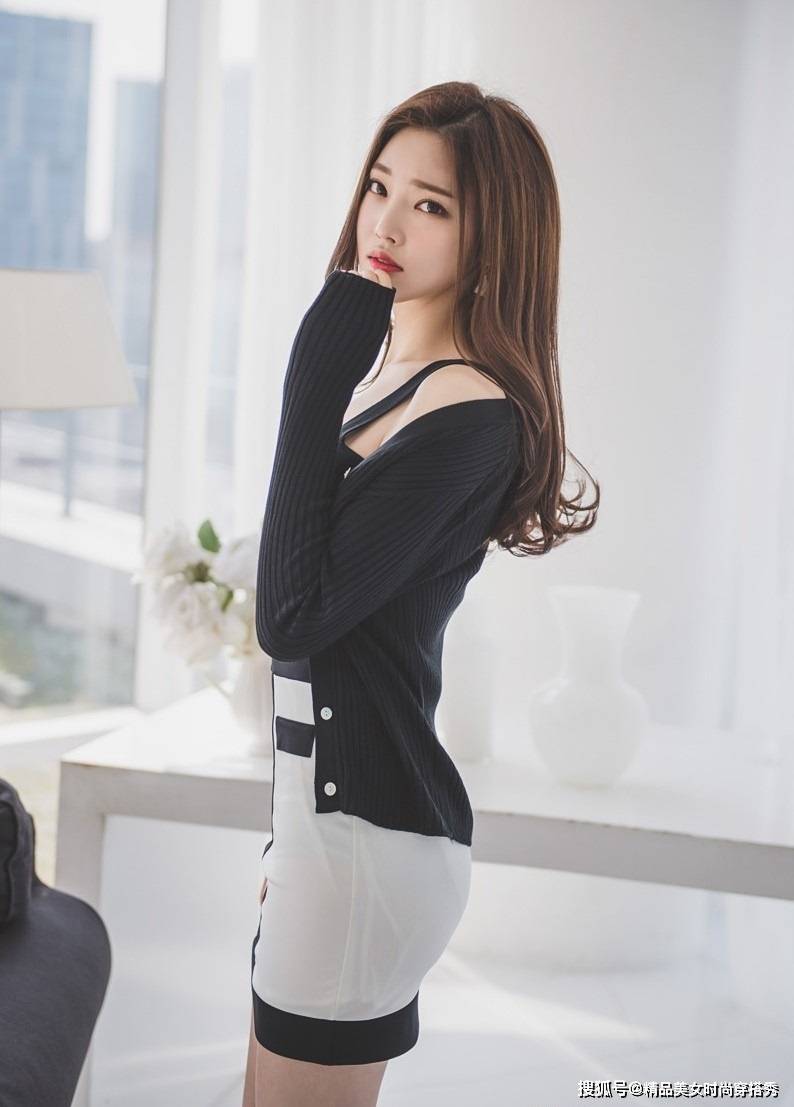 高跟鞋|吊带连衣裙给人一种简约的时尚美，搭配黑色的高跟鞋，时尚又大方