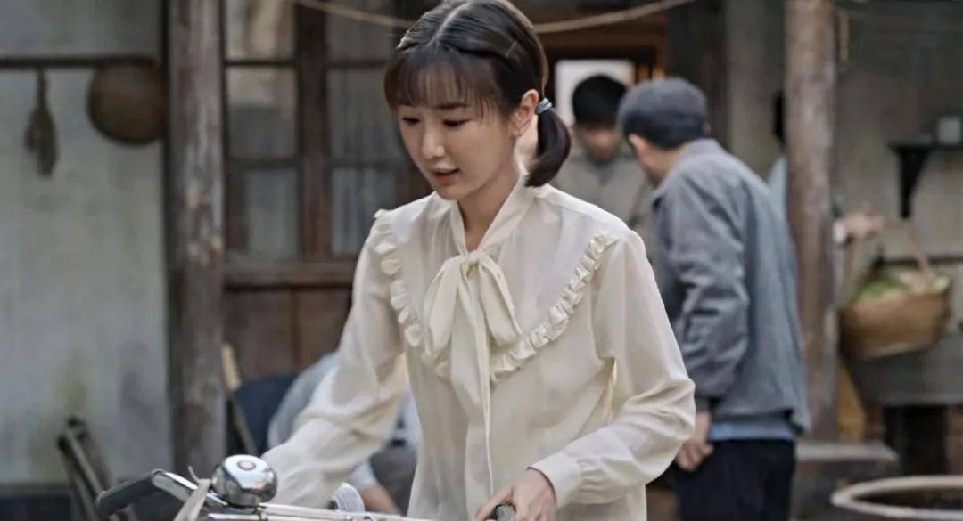 白女士|被称内娱95花颜霸的她，靠港风造型再次惊艳网友：太绝了！