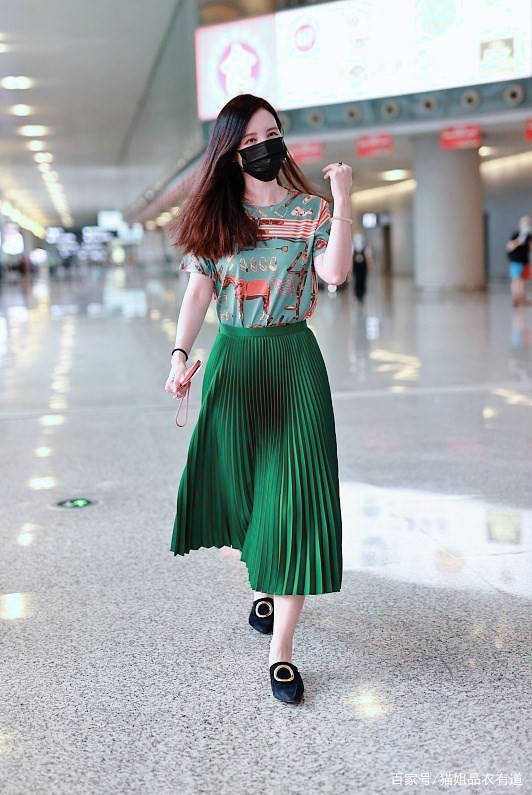 视觉|40岁的张萌真敢穿，大胆挑战绿百褶裙配绿T，果然老板娘就是自信