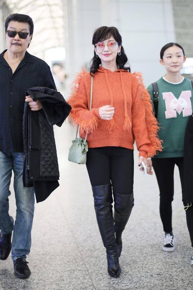 毛衣|不得不佩服赵雅芝,穿这么显胖还艳丽的毛衣,依旧能穿出青春感
