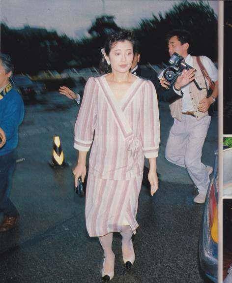 细节|带娃时的山口百惠也是洋气人，微胖时穿裙子，美的贤淑清丽
