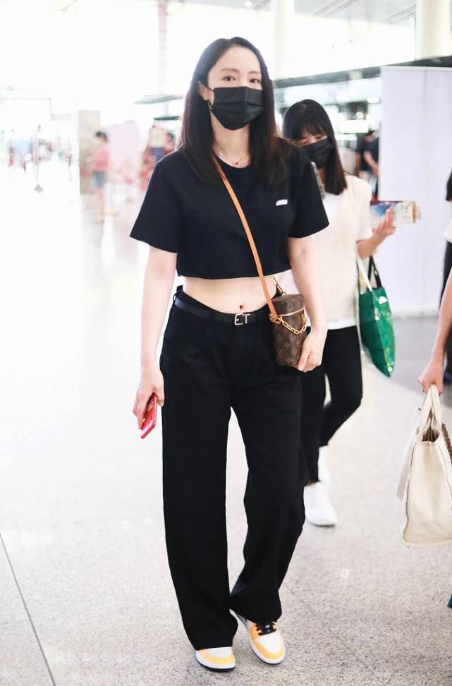 董璇真|42岁董璇真令人羡慕，随意穿条“拖地长裤”，造型都很显好身材