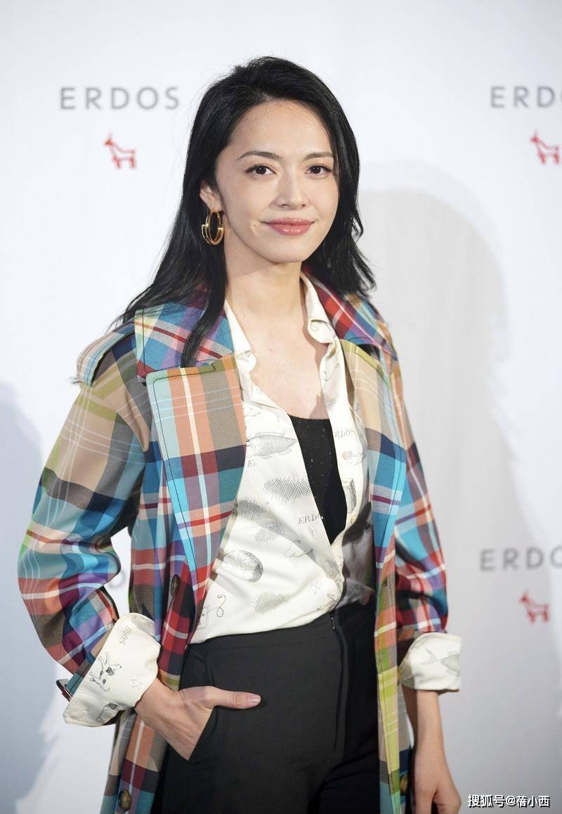 姚晨|姚晨的私服穿搭真有国际范，风衣叠穿衬衫像超模，40+女人学一学