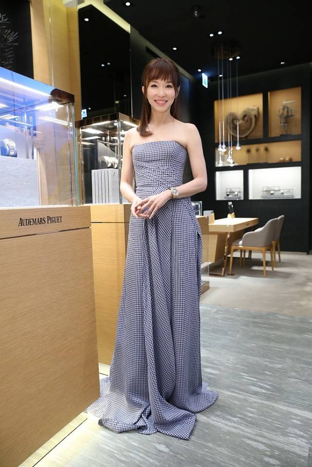 发型|范文芳真不服老，50岁了还剪齐刘海，这么嫩的造型也就她能驾驭