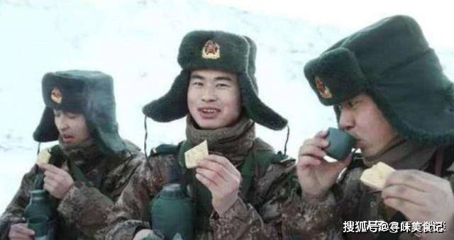 食品|军用压缩饼干什么成分，为啥那么抗饿？热水煮30分钟就知道了