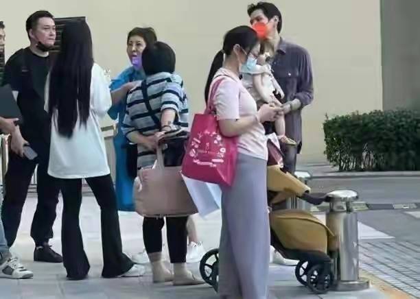 郭碧婷|小向太真会养女儿！不到一岁就去看画展，郭碧婷更难得打扮了一回