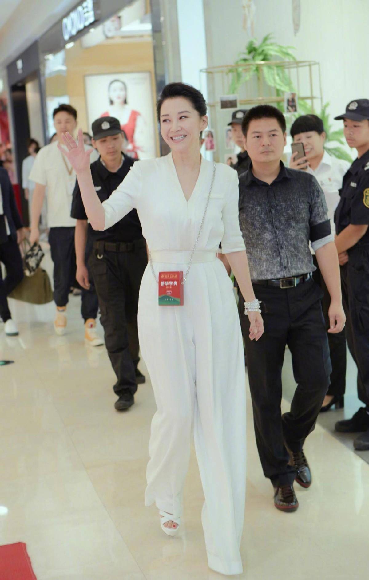身材|年过五旬的许晴，礼服造型依旧很出众，优雅、自信、高级感十足