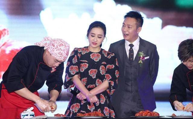 花朵|陈德容保养的太好了，穿这么土气显老的裙子，也不像奔五的年纪