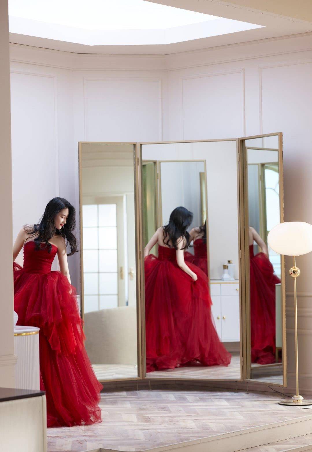 杀手锏|刘亦菲力证不胖使出杀手锏!红纱裙缠身勒出蜂腰,却还有麒麟臂