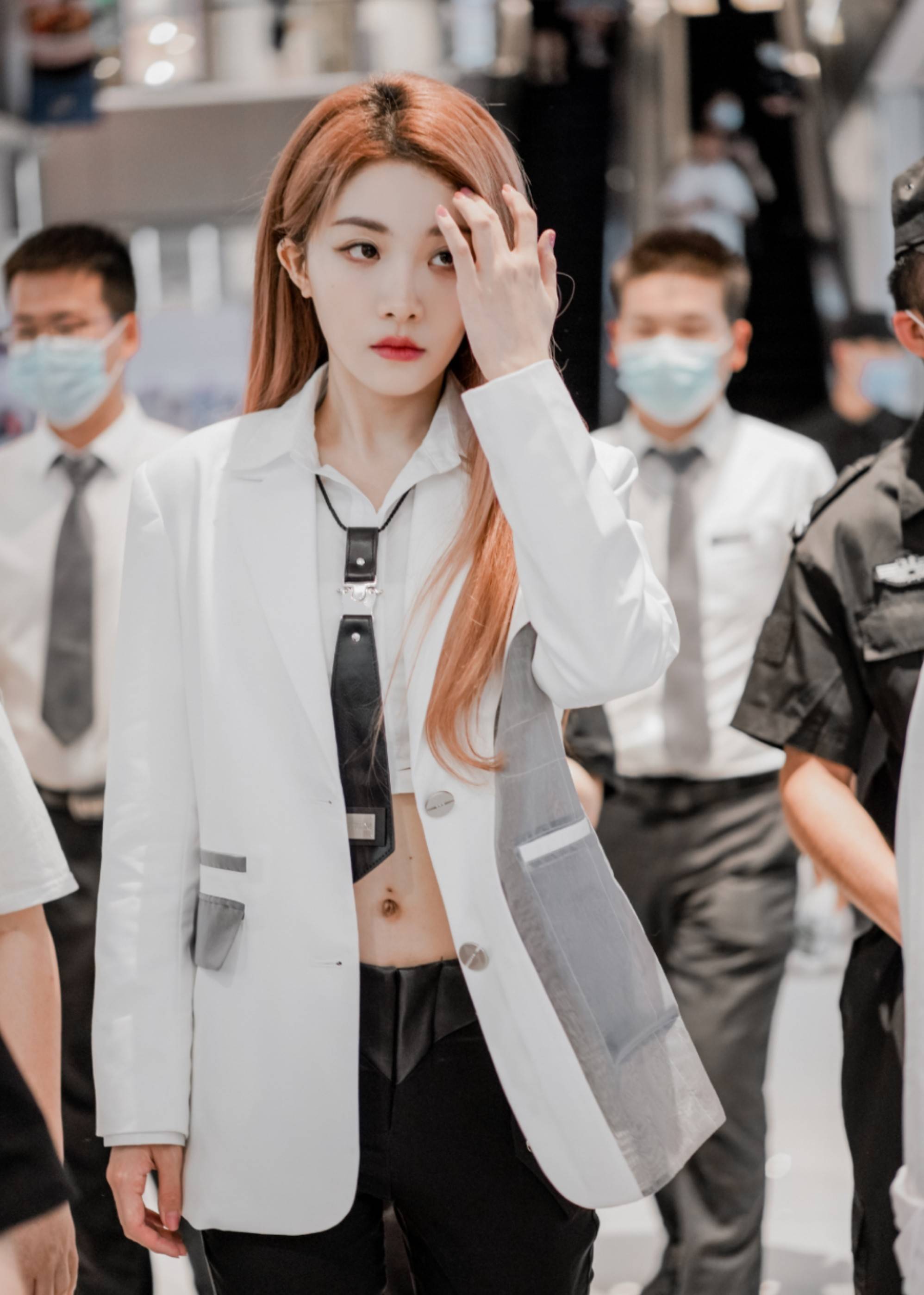 色调|喻言宝蓝色卫衣也太时尚了，她的穿搭就是妥妥的搭配教材！