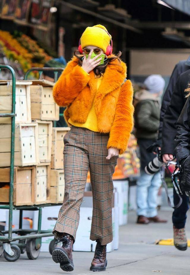 生活|赛琳娜状态真好!穿毛毛外套变身“时髦小姐”,胖嘟嘟可爱的很