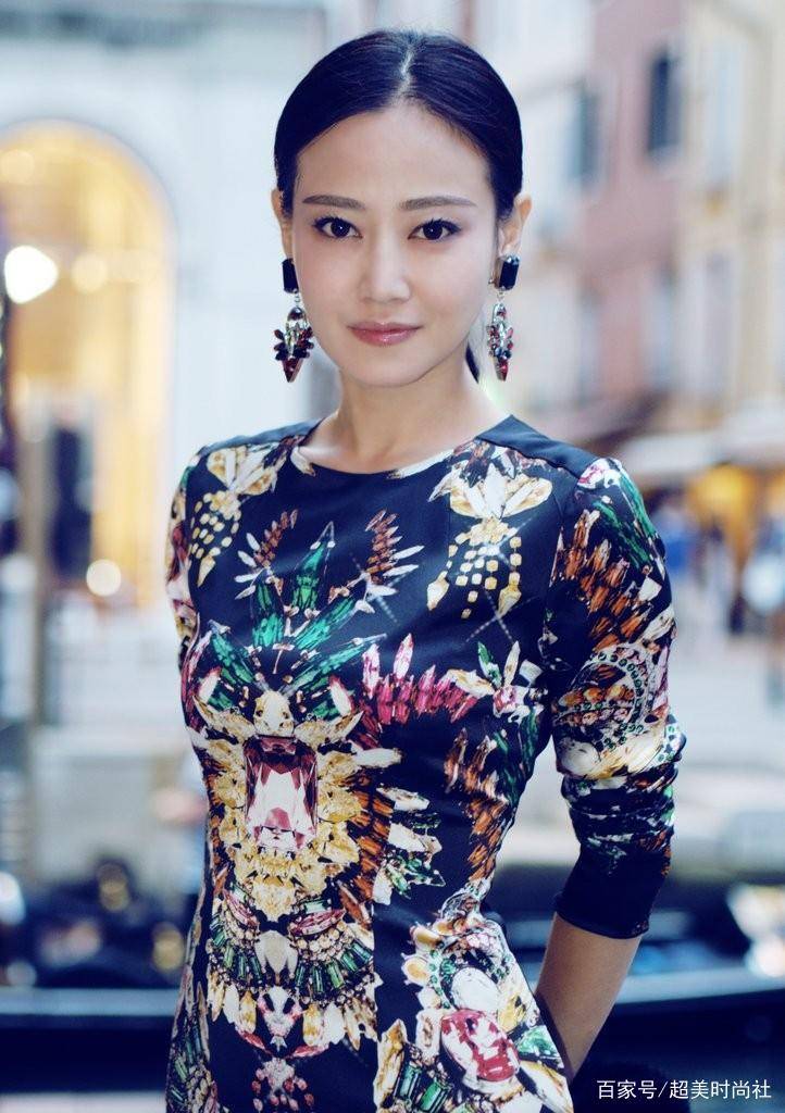 身材|谭卓黑裙红唇惊艳众人，身材长相不是顶配，时尚品味却一路看涨