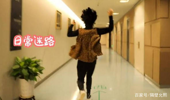 帆布鞋|52岁许晴穿豹纹上衣亮相，生活还是大大咧咧的，奔跑起来像花豹