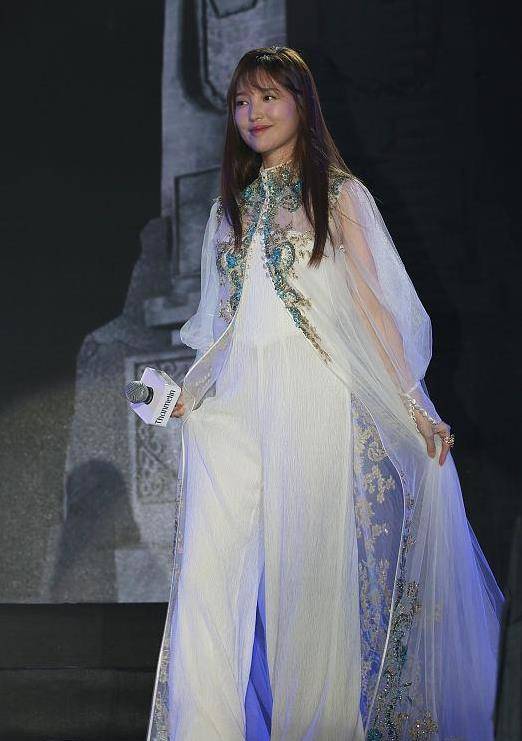 颜色|金莎就算长胖了也好看，一身白衣很有仙气，但是看着还挺有肉感的