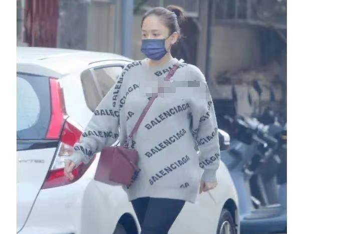 小姑娘|陈乔恩素颜现身医院！穿针织毛衣真显胖，发福严重大妈身材太抢镜