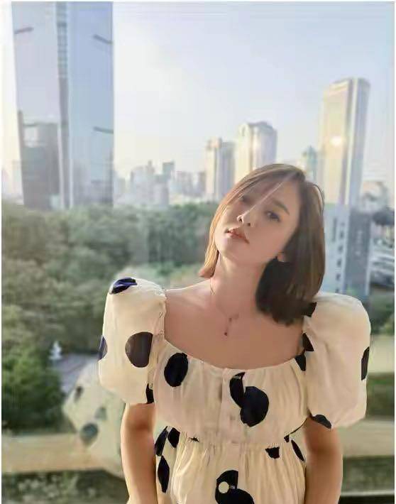 小姑娘|陈乔恩素颜现身医院！穿针织毛衣真显胖，发福严重大妈身材太抢镜