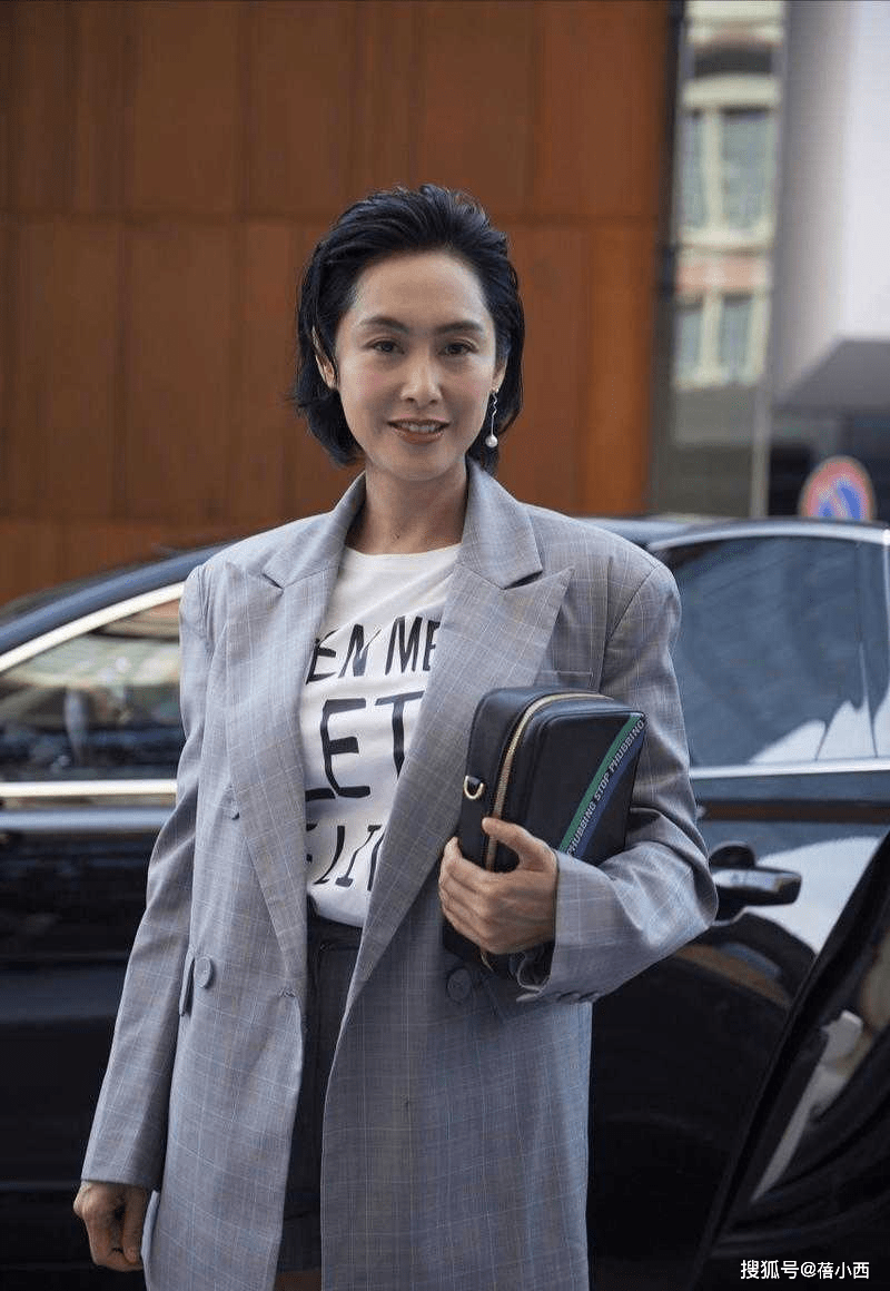 套装|朱茵这回风格大变，梳起大背头穿格纹西装套装，就她能穿出国际范