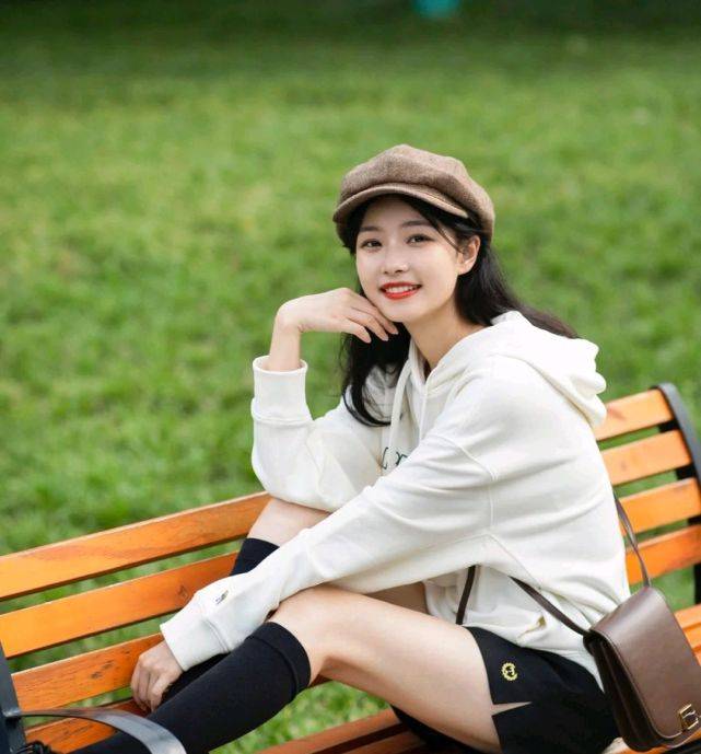 卫衣|女生可以适当地扮嫩，可爱俏皮的穿搭就很不错，精致又减龄