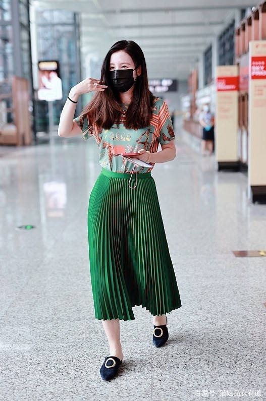 视觉|40岁的张萌真敢穿，大胆挑战绿百褶裙配绿T，果然老板娘就是自信