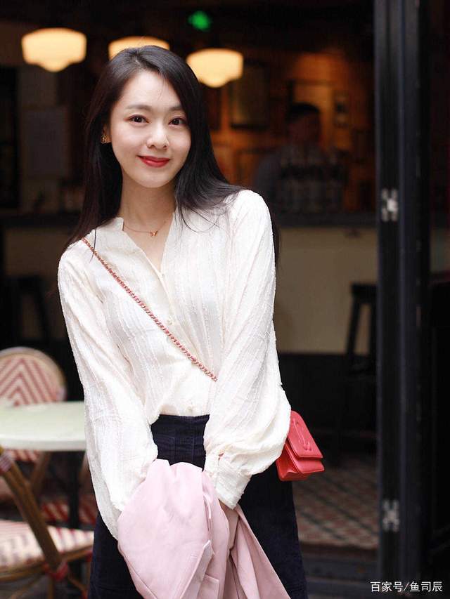 毛衣|30+的女生怎么穿才有气质？白色衬衫配长款简约大方，减龄又洋气