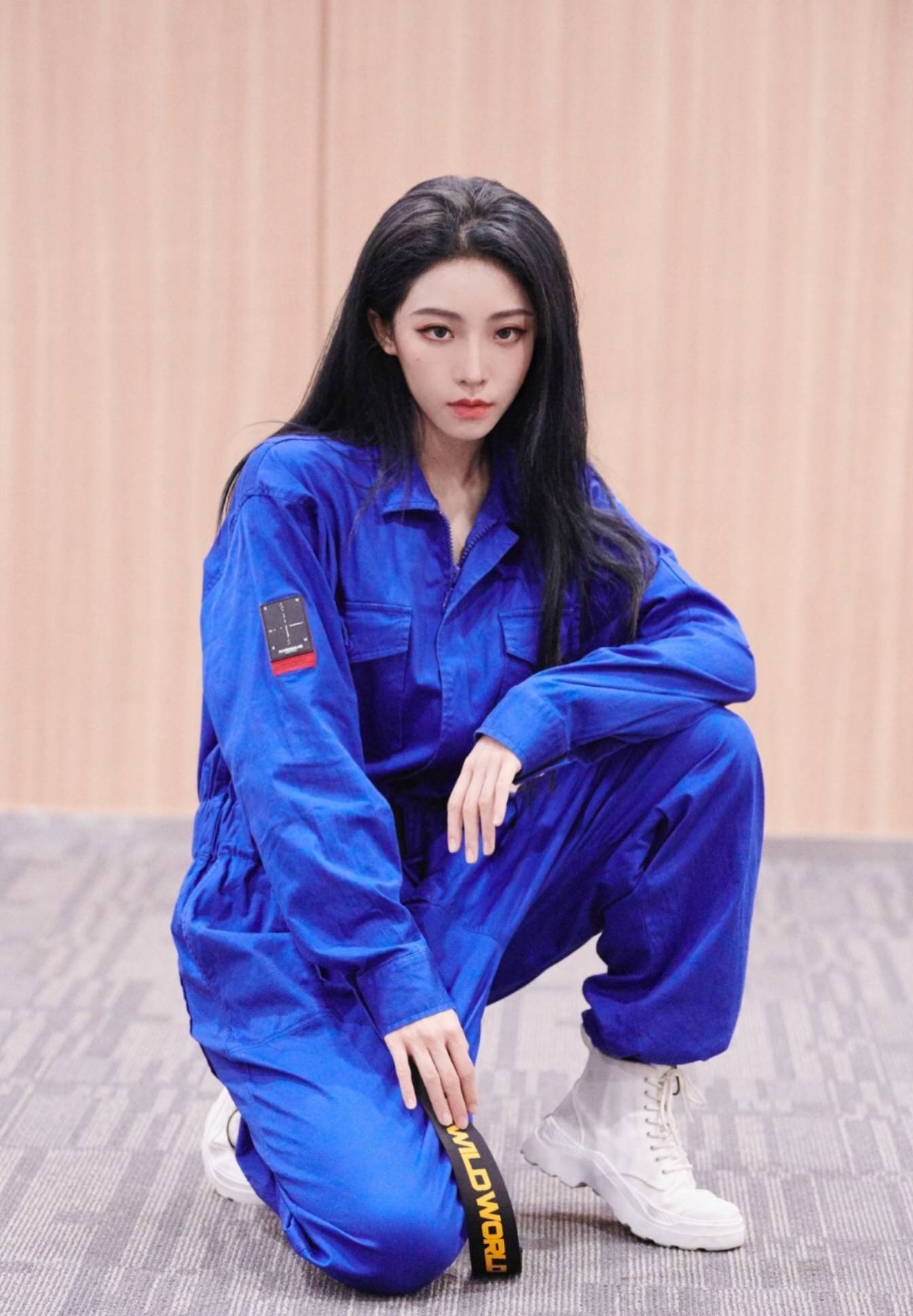 色调|喻言宝蓝色卫衣也太时尚了，她的穿搭就是妥妥的搭配教材！