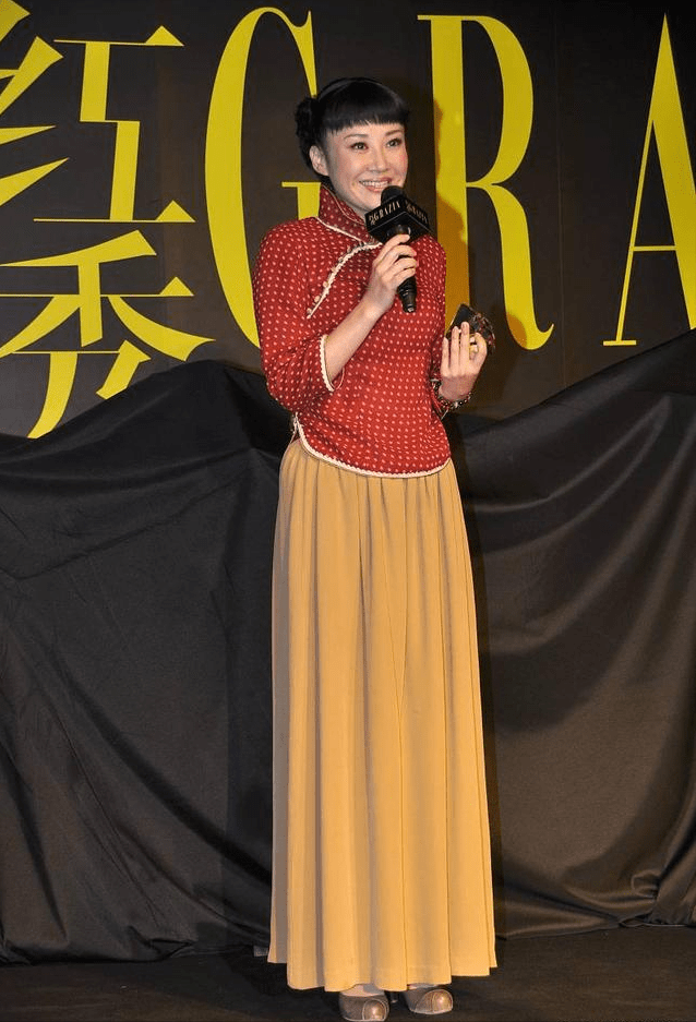 魅力|许晴扮起嫩来没得比,年过半百肌肤娇嫩,齐刘海造型也就她能撑住