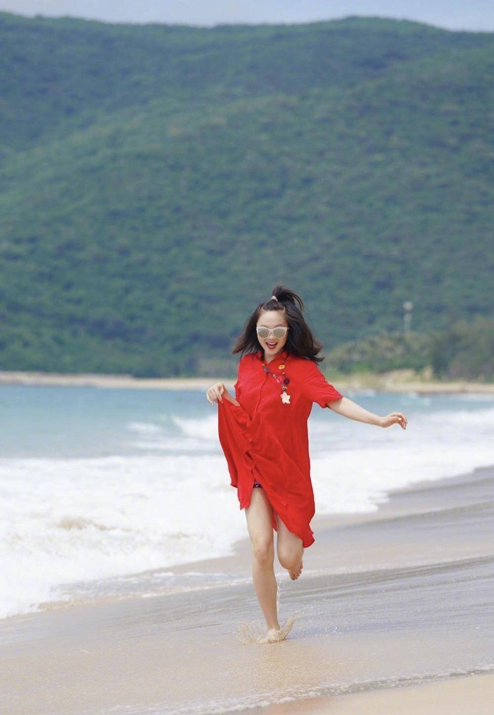 面料|林妙可身材又发福了？穿拼色连衣裙简约大气，可惜毫无曲线感