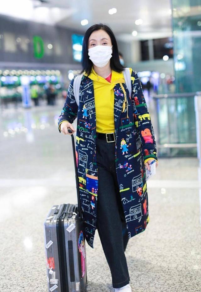 身材|陶虹这条裤子真的选错了，整个人看上去胖了一圈，身材好也难驾驭