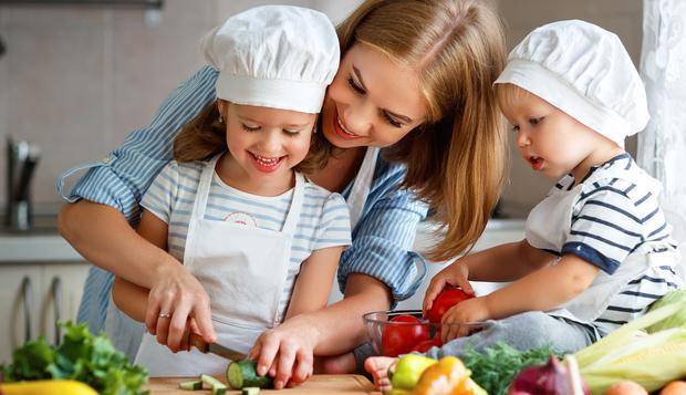 蔬菜|孩子不爱吃菜,爱零食咋办?这样“爱吃菜戒零食”,让他终身受益