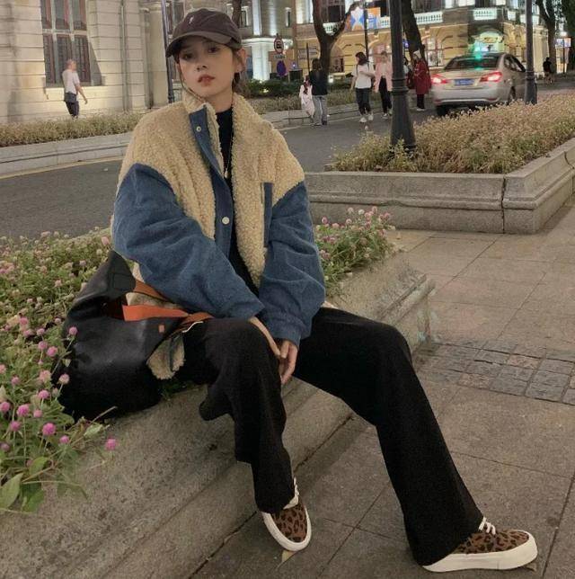 松紧|44岁袁泉难得没穿基本款，翻领外套配紧身裤松紧有度，很有国际范