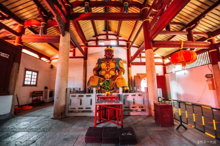 开元寺的中轴线自紫云屏,天王殿,拜亭,东西两廊,大雄宝殿,甘露戒坛至