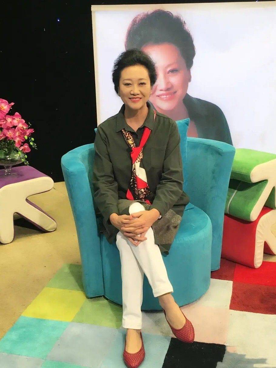 感觉|王丽云上节目穿花裙好贵气，车晓太瘦了，穿T恤裙不如妈妈漂亮！
