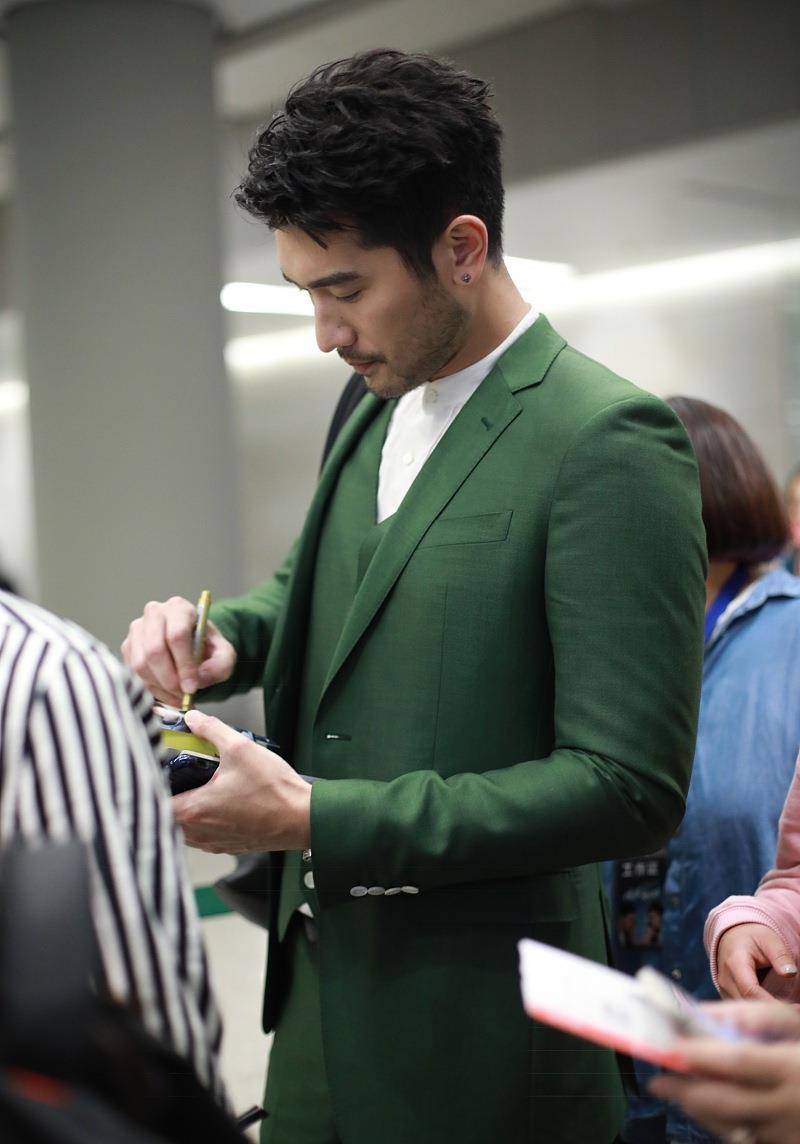 生命|高以翔后又一知名男星真人秀节目录制现场出事,被救护车紧急拉走