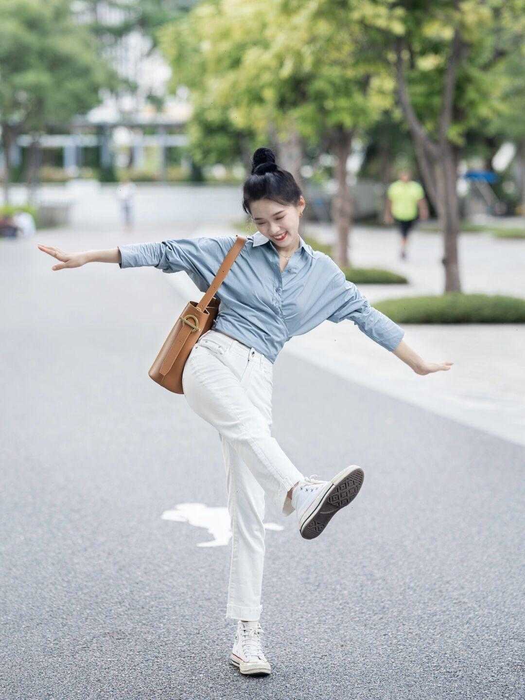 显得|小个子女生入秋就这么穿，蓝色衬衫搭高腰裤又飒又美，显高又显瘦