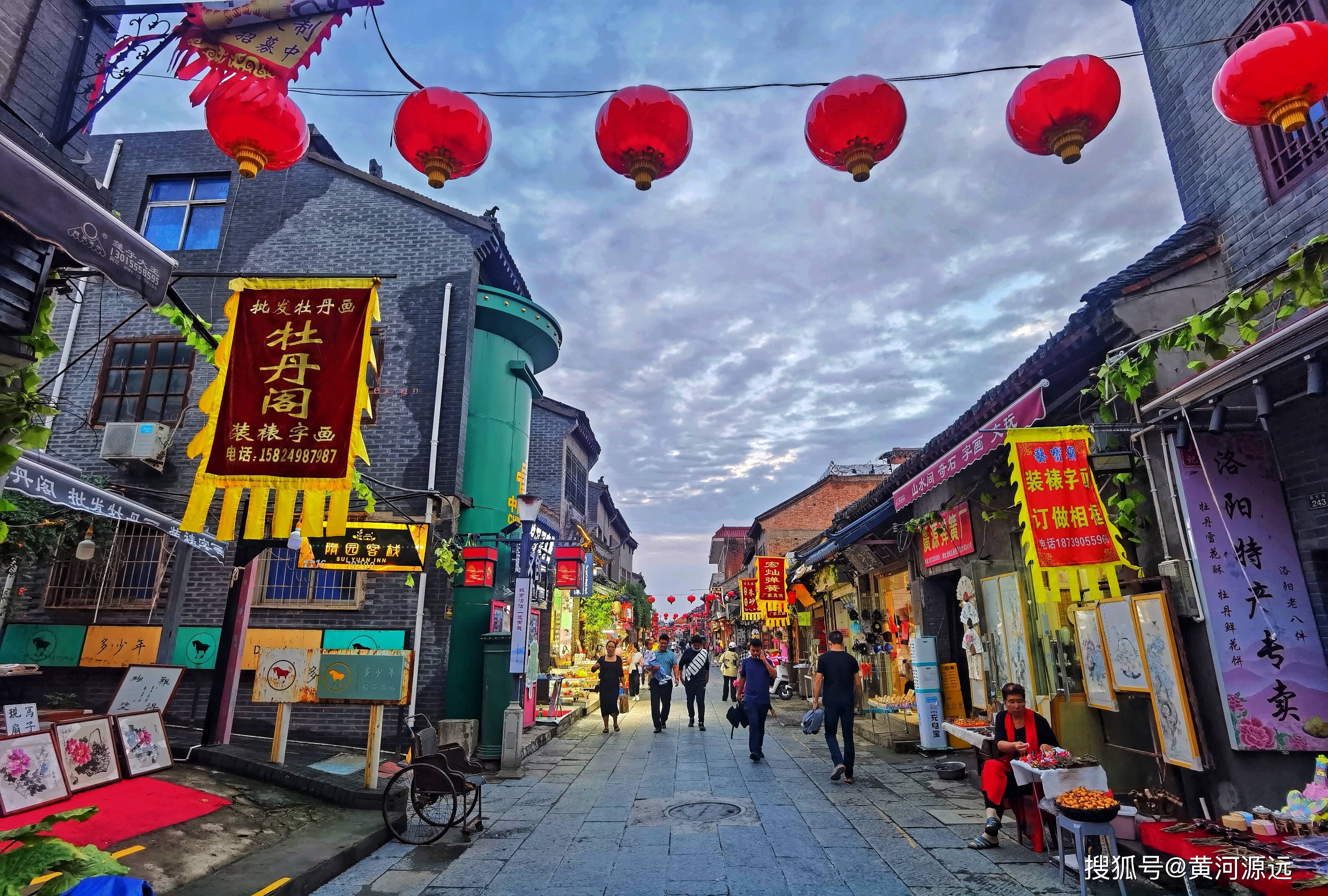 夜游河南这条历史文化古街，风情浪漫特色蕴含其中，为之感动