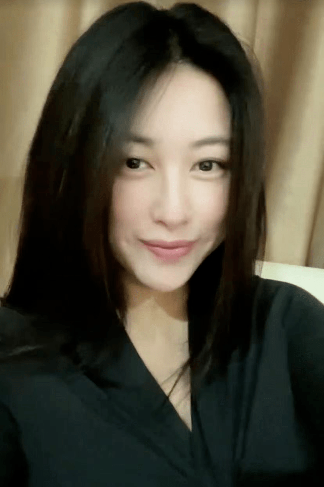 简风|朱珠产后6天正式露面！素颜穿裙装“清纯脸”太开挂，一点没胖