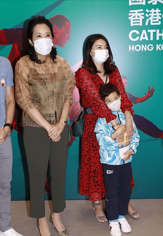 活动|朱玲玲现身港姐评委见面会，生图眼袋松弛，皱纹增多暴露63岁年龄？